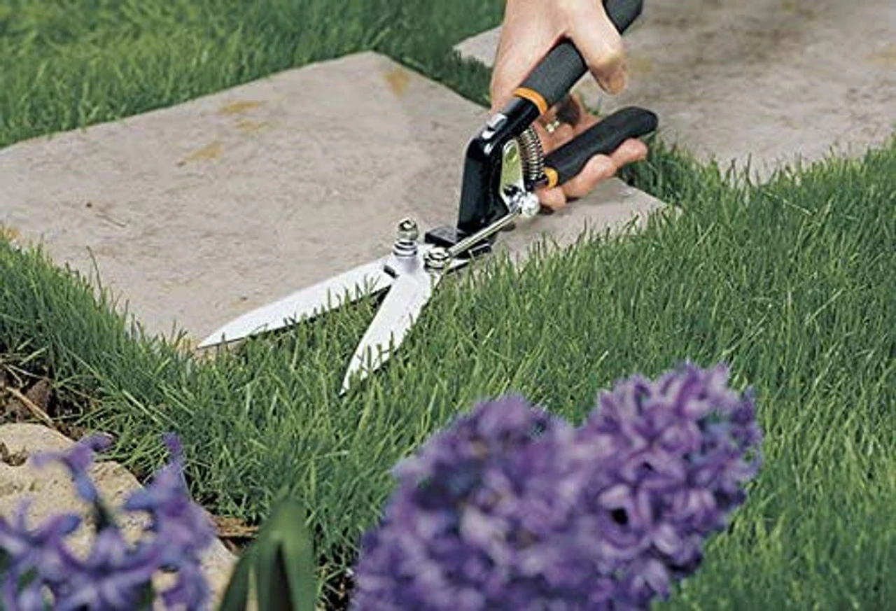 Fiskars Power-Lever Grass Shears, Black 4 Fiskars Power-Lever Grass Shears, Black - Image 2